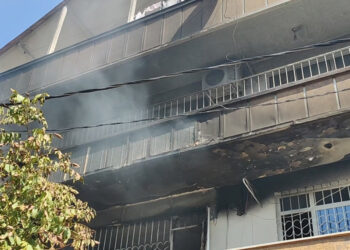 Küçükçekmece'de 3 katlı binada yangın