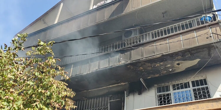 Küçükçekmece'de 3 katlı binada yangın