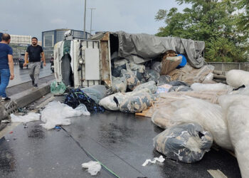 Küçükçekmece'de kamyonet devrildi, trafik yoğunluğu yaşanıyor