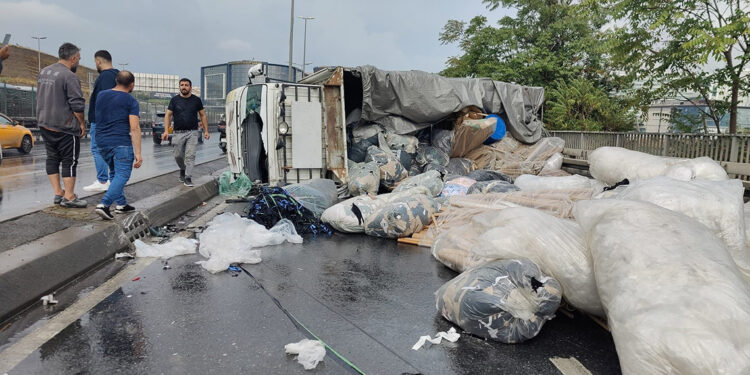 Küçükçekmece'de kamyonet devrildi, trafik yoğunluğu yaşanıyor