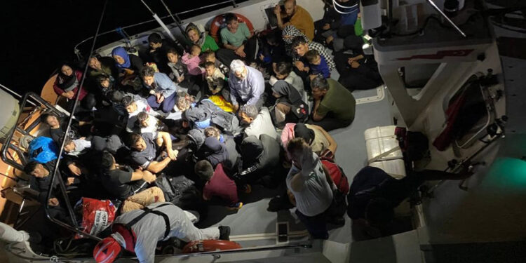 Kuşadası açıklarında 112 kaçak göçmen yakalandı 