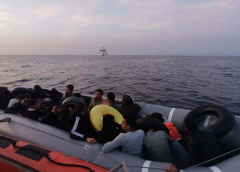 Kuşadası'nda 3 lastik botta 93 kaçak göçmen yakalandı