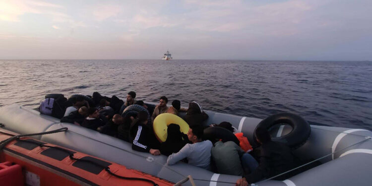 Kuşadası'nda 3 lastik botta 93 kaçak göçmen yakalandı