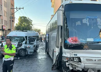 Kütahya'da freni boşalan servis otobüsü 4 araca çarptı: 3 yaralı