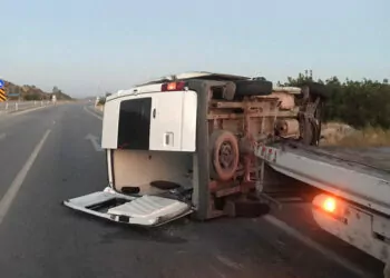 Lastiği patlayan minibüs bariyerlere çarptığı: 10 yaralı