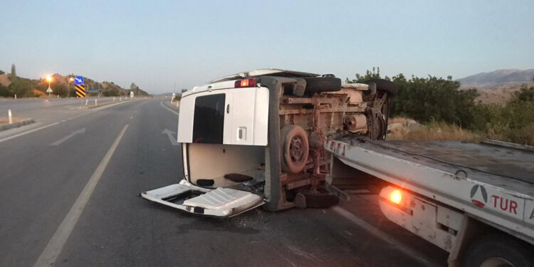 Lastiği patlayan minibüs bariyerlere çarptığı: 10 yaralı