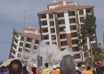 Malatya'da ağır hasarlı 2 bina, patlayıcı ile yıkıldı