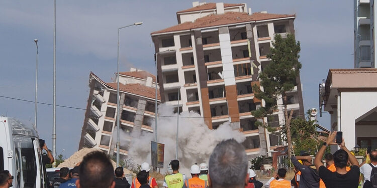 Malatya'da ağır hasarlı 2 bina, patlayıcı ile yıkıldı