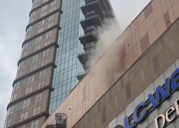 Maltepe'de bir AVM'de yangın