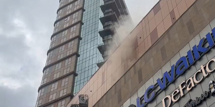 Maltepe'de bir AVM'de yangın