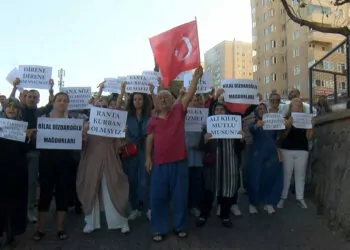 Maltepe'de çürük sitede protesto; ek süre verildi