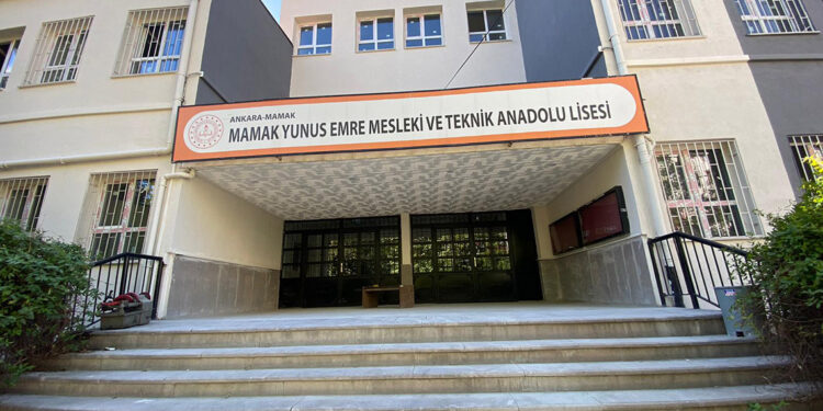 Mamak'ta öğrencilerin okul çıkış saati 21.45'i buldu