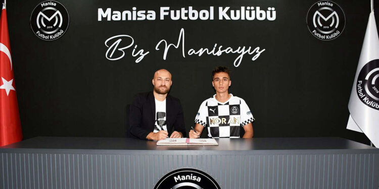 Manisa FK'da Emre Akboğa profesyonel oldu