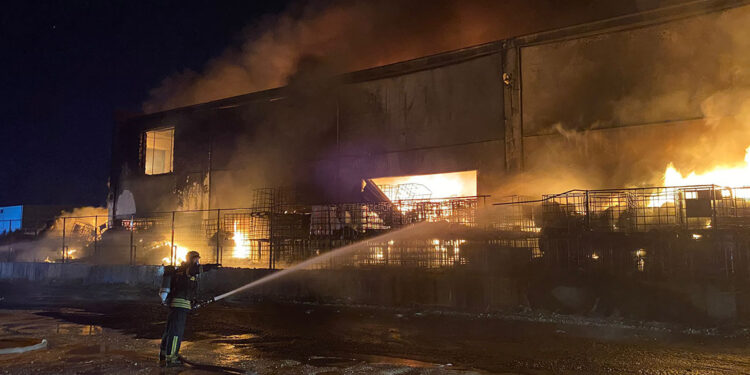 Manisa'da geri dönüşüm tesisinde yangın