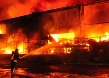 Manisa'da geri dönüşüm tesisindeki yangın kontrol altında