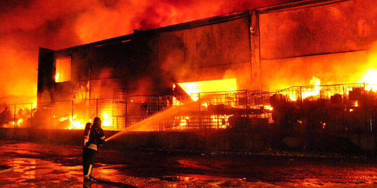 Manisa'da geri dönüşüm tesisindeki yangın kontrol altında