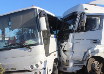 Manisa'da işçi servisi ile TIR çarpıştı: 23 yaralı