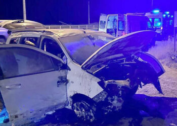 Menfez bendine çarpan otomobildeki 2 kişi öldü