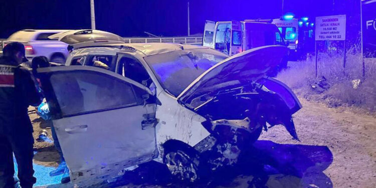 Menfez bendine çarpan otomobildeki 2 kişi öldü