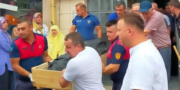 Merdiven boşluğundan düşen emekli öğretmen öldü