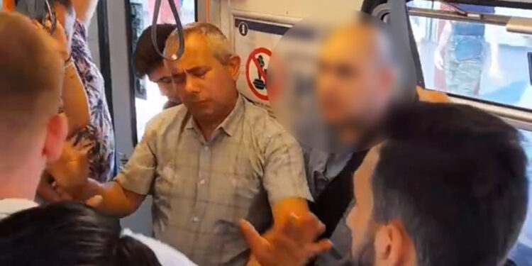 Metroda kadınların fotoğrafını çeken şüpheliye dayak