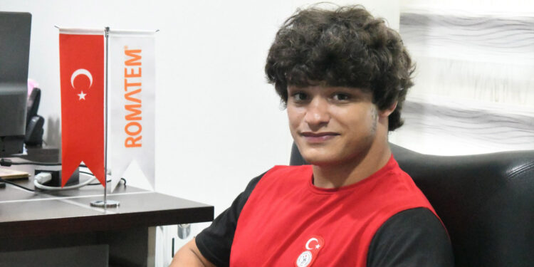 Milli güreşçi Alperen Berber, şampiyonluğa hazırlanıyor