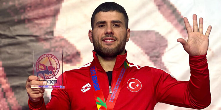 Milli güreşçi Sinan Sadak 5’inci kez dünya şampiyonu oldu