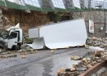 Mobilyacılar sitesinde çöken duvar kamyoneti ikiye ayırdı