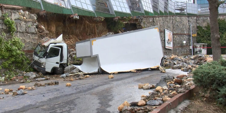 Mobilyacılar sitesinde çöken duvar kamyoneti ikiye ayırdı