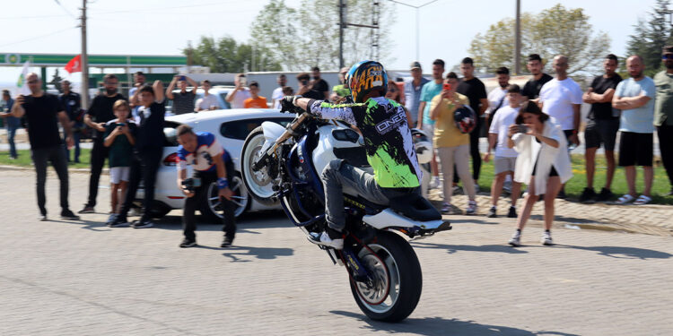 Motosiklet festivalinde akrobasisi gösterisi ilgiyle izlendi