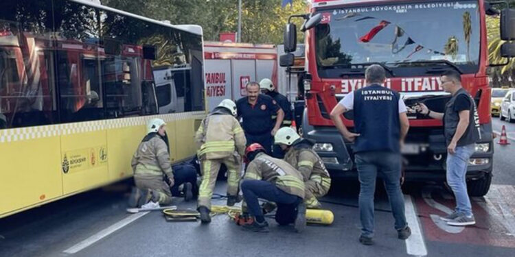 Motosiklet iett otobüsüne çarptı; hamile kadın öldü