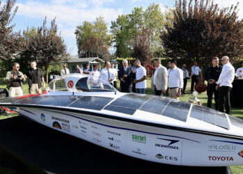 Öğrencilerin geliştirdiği güneş enerjili araç tanıtıldı