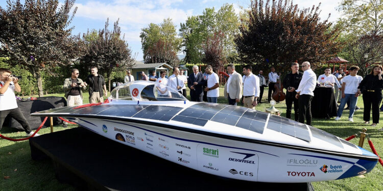 Öğrencilerin geliştirdiği güneş enerjili araç tanıtıldı