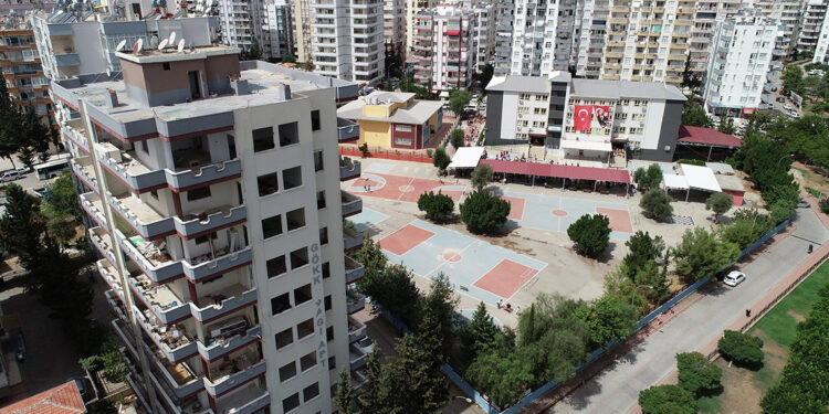 Okulların çevresindeki ağır hasarlı binalar, velileri korkuttu