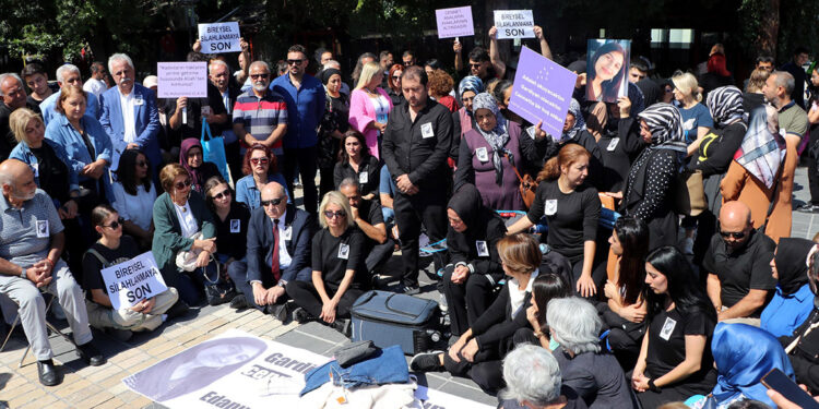 Öldürülen Edanur Çoban'ın ailesinden oturma eylemi