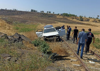 Otomobil rayların üzerine devrildi: 5 yaralı