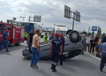 Otomobille hafif ticari araç çarpıştı; 8 kişi yaralandı