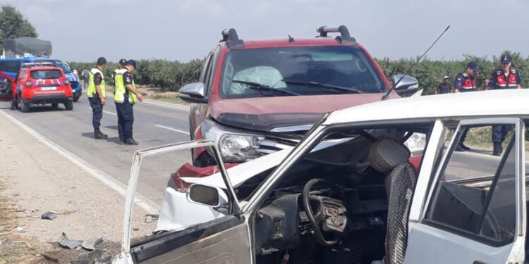 Otomobille kamyonet çarpıştı; karı- koca öldü, 3 yaralı