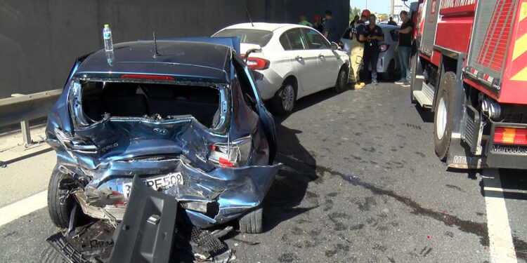 Pendik TEM Otoyolu'nda zincirleme kaza: 2 yaralı 