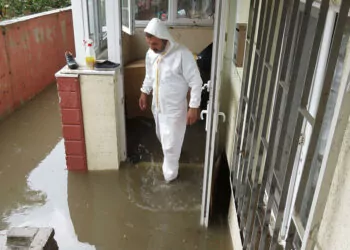 Pendik'te sağanak yağış nedeniyle evleri su bastı