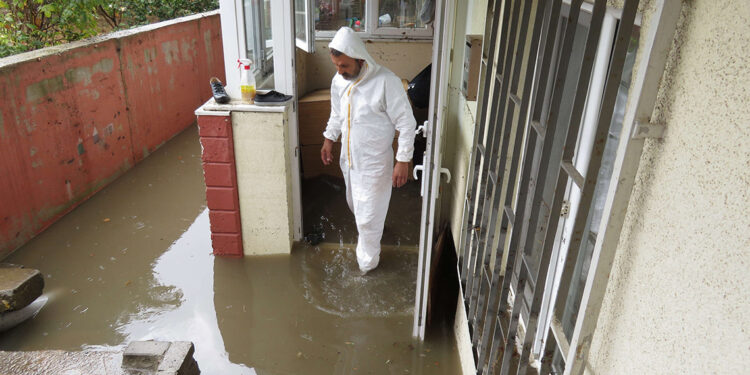 Pendik'te sağanak yağış nedeniyle evleri su bastı