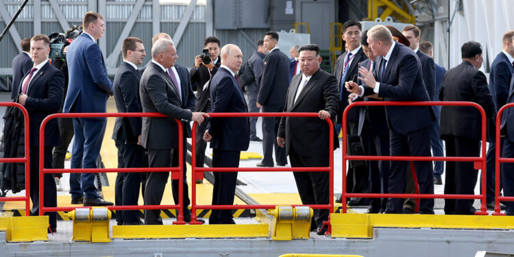 Putin ile Kim Jong-un bir araya geldi