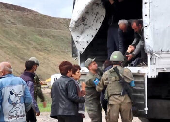 Rus barış güçlerinden Karabağ'daki sivillere yardım