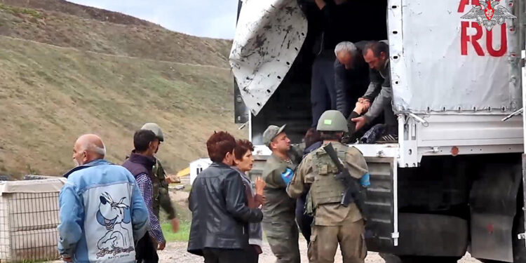 Rus barış güçlerinden Karabağ'daki sivillere yardım