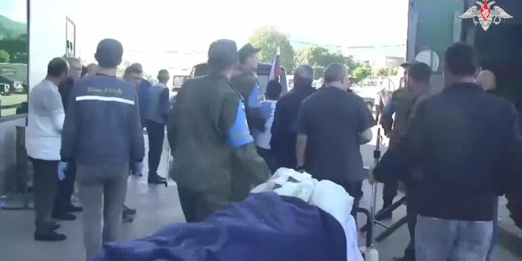 Rus güçleri, Karabağ'da yaralanan sivilleri helikopterle taşıdı