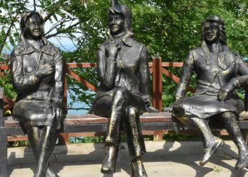 Saldırıya uğrayan ‘üç kız' heykeli onarıldı