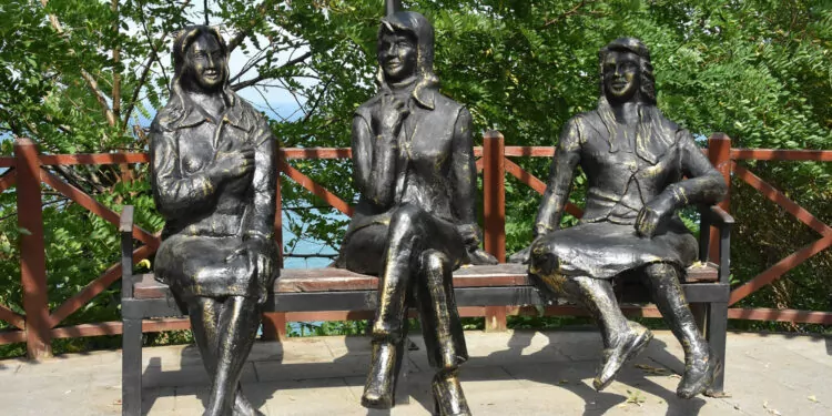 Saldırıya uğrayan ‘üç kız' heykeli onarıldı