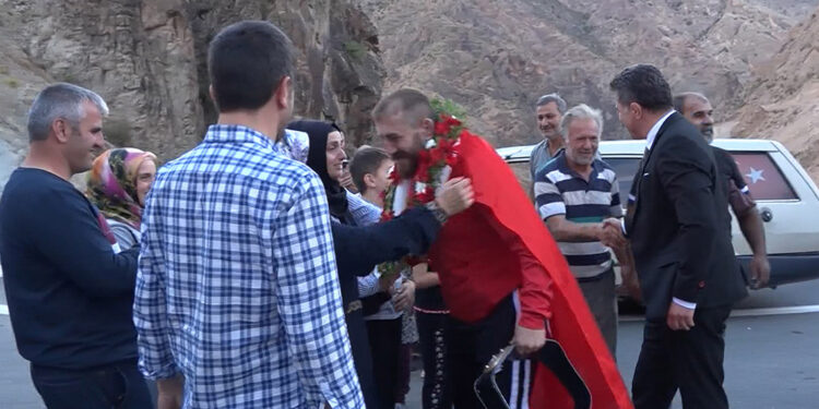 Şampiyon güreşçi Mehmet Tüylü'ye konvoylu karşılama