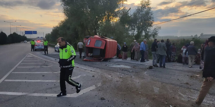 Samsun'da fındık işçilerini taşıyan minibüs devrildi: 15 yaralı