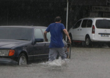 Samsun'da sağanak sele yol açtı; caddeler göle döndü